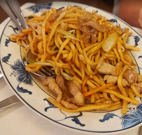 Massa salteada com carne e legumes
