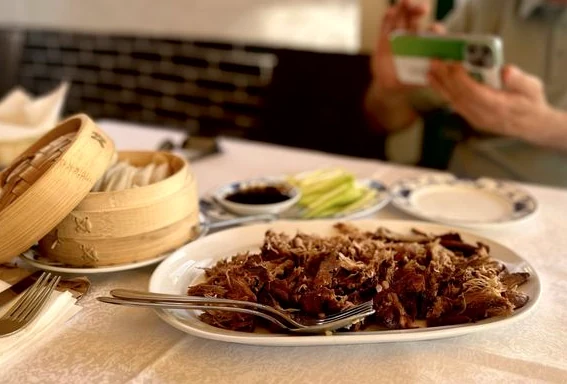 Pato aromático com panquecas