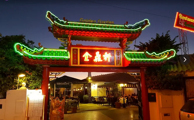 Entrada do Golden Garden iluminada à noite