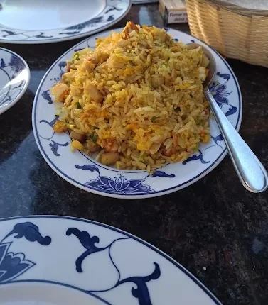 129A · Arroz à Singapura com caril, camarão e porco
