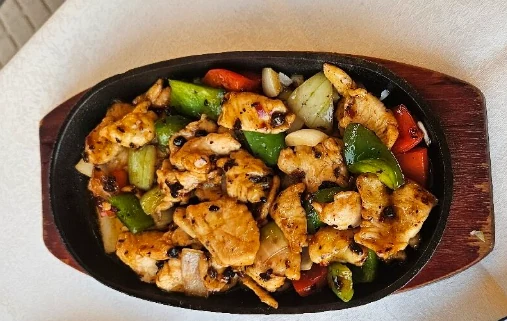 46 · Galinha na chapa com chilli, pimentos e feijão preto
